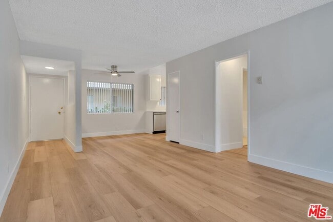 Building Photo - 1110 S Oakhurst Dr