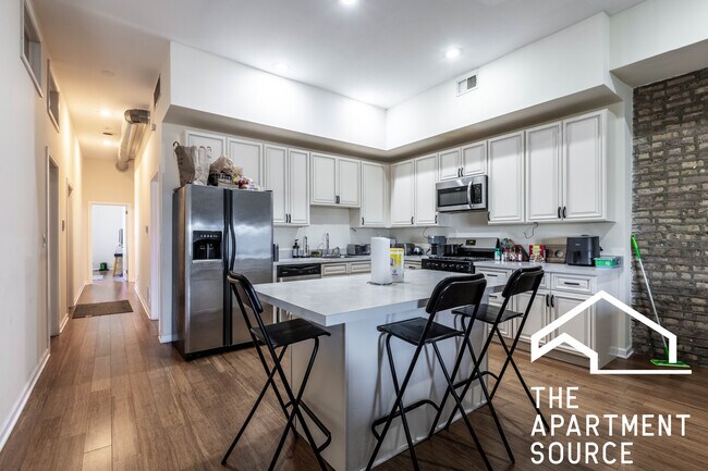 Foto del edificio - 2358 N Clybourn Ave