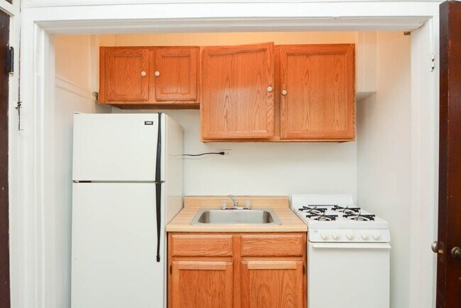 Building Photo - 4650 N Paulina St