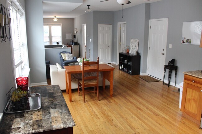 Foto del edificio - 3745 W Argyle St