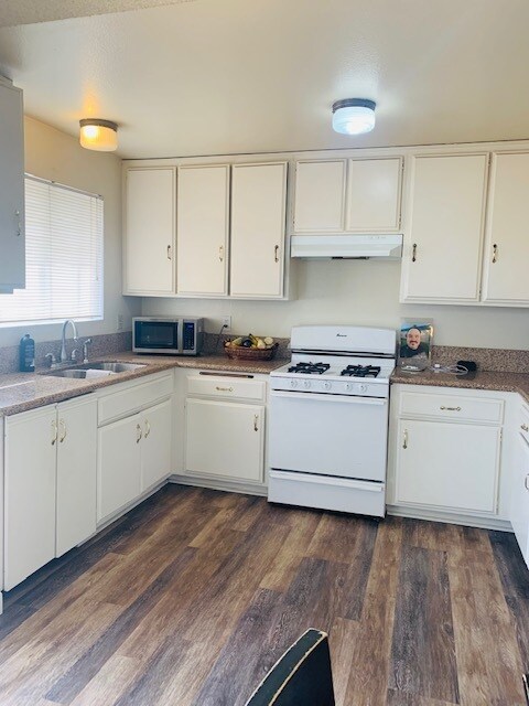 Granite Kitchen - 530 W 14th St