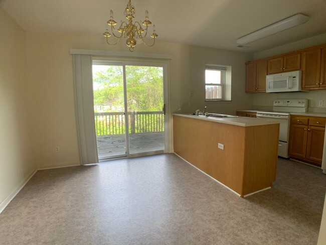 Building Photo - 3-Level Townhome Harrisonburg
