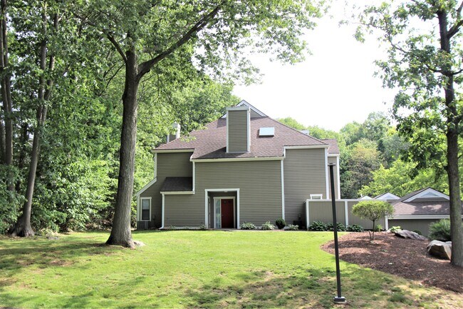 Renovated 2 Br End Unit TH - 8 Country Walk