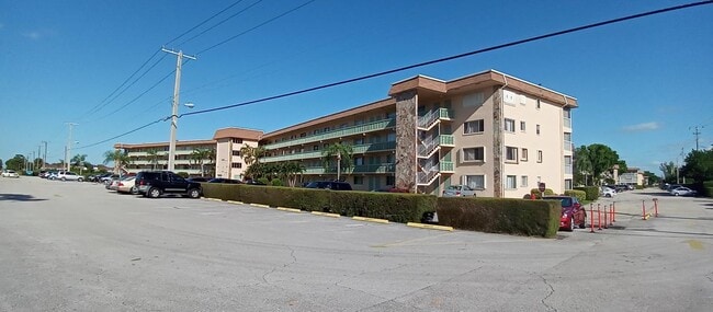 Foto del edificio - 300 Village Green Cir S