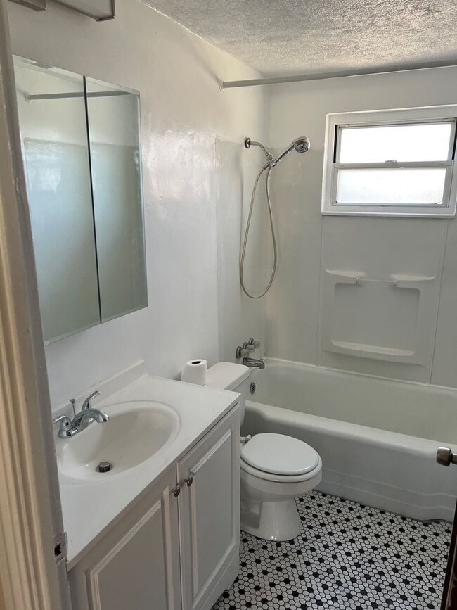 Foto del edificio - Newly Renovated 3BD 1BA house in Penn Hills!