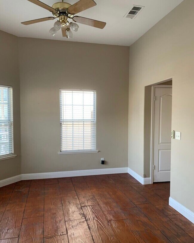 Foto del edificio - 2043 E Oak Haven Dr