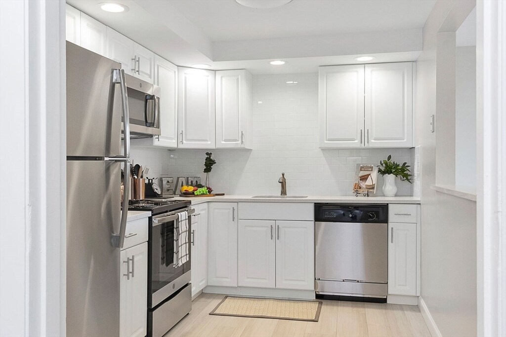 7 Stonehill Dr Unit 4K, Stoneham, MA 02180 Room for Rent in Stoneham