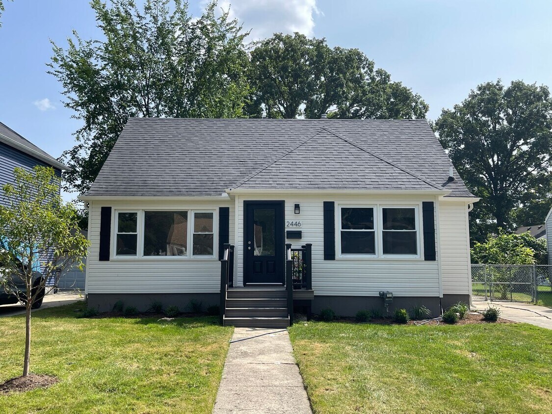 Primary Photo - 3 BED 2 BATH BUNGALOW STYLE HOME IN BERKLE...