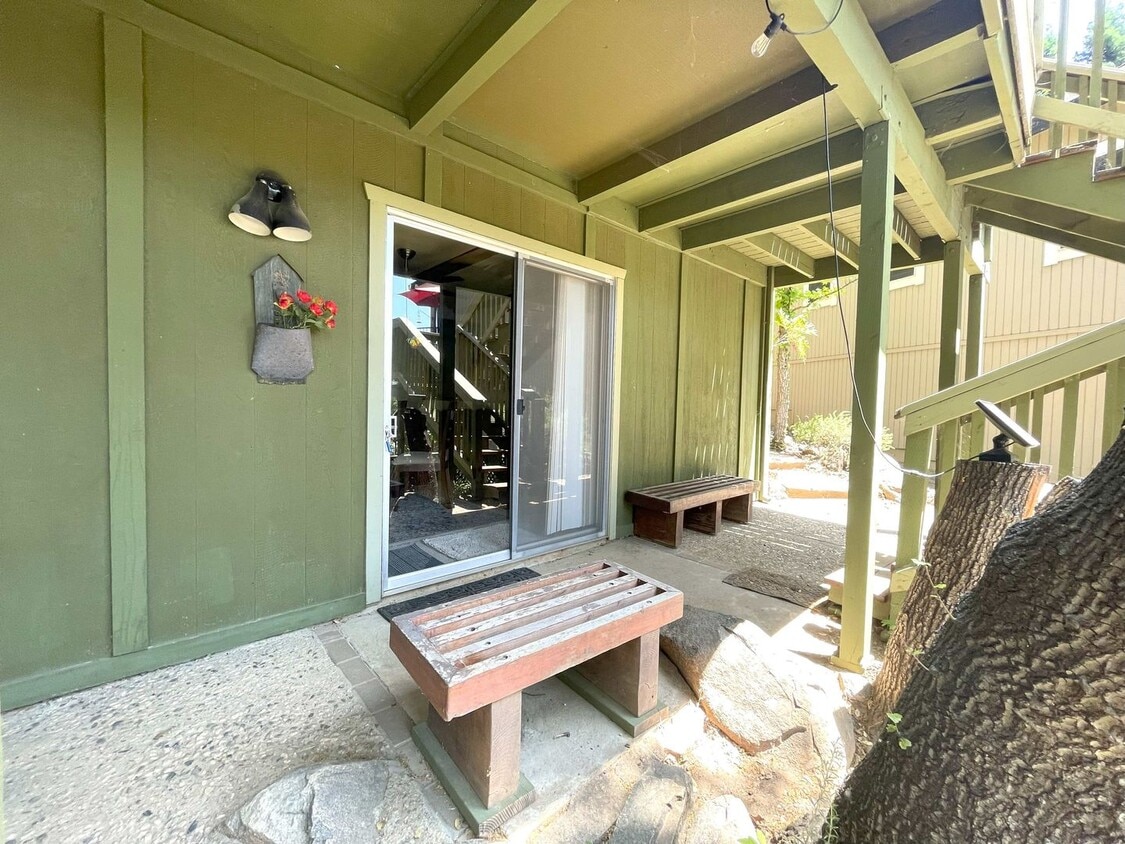 Primary Photo - Cozy Apartment-All utilities paid in Lake ...