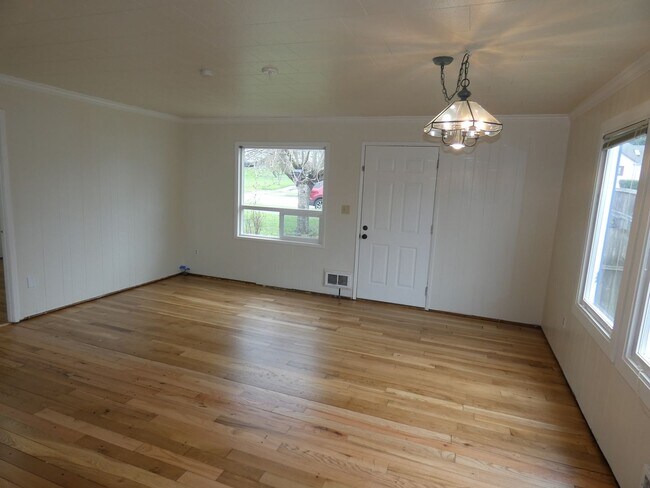 Building Photo - APPLICATION PENDING -  209 E 11th- Charmin...
