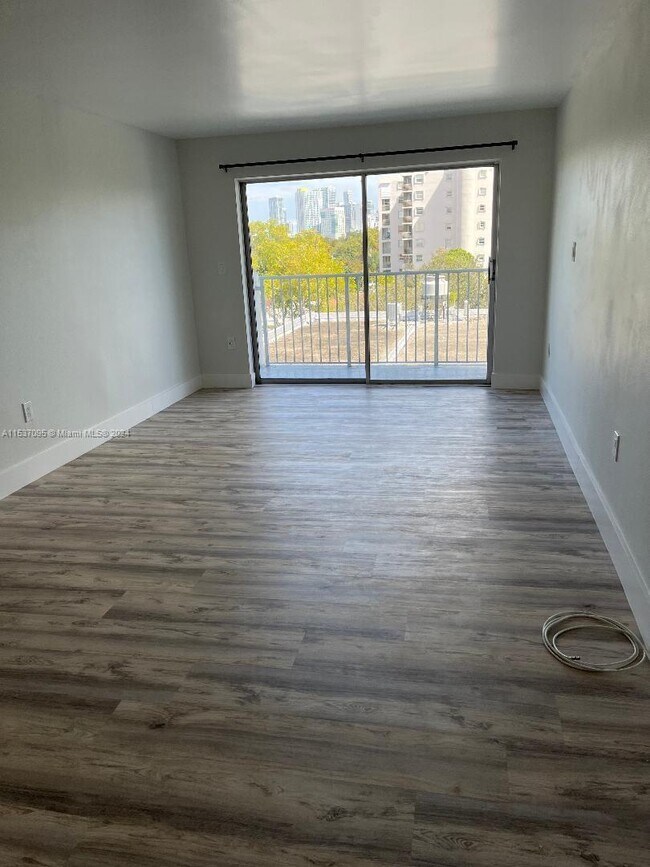 Building Photo - 2530 SW 3rd Ave
