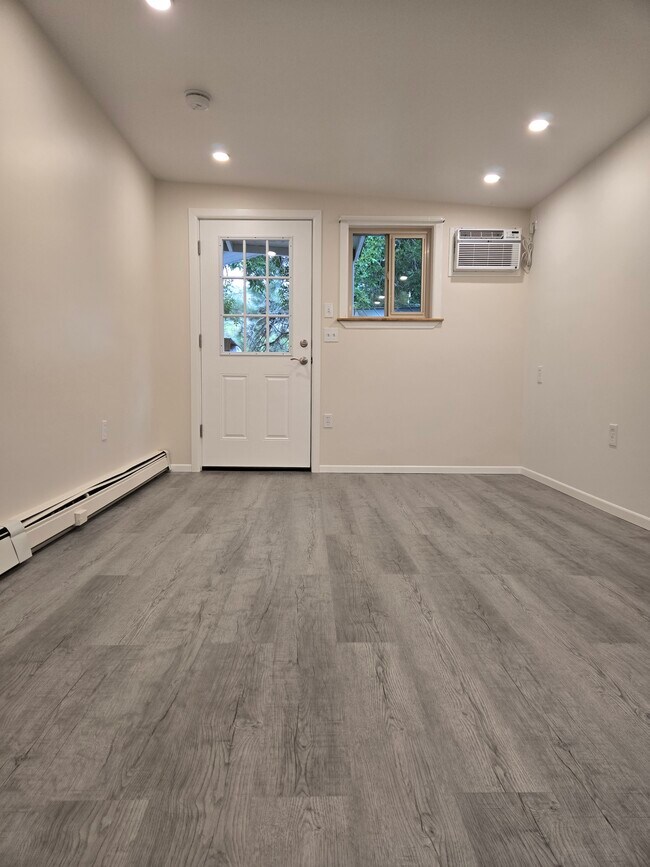 Lado oeste de la habitación, entrada privada al patio trasero y al patio. - 416 Boyd St