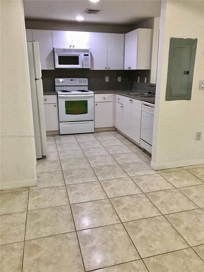 Foto del edificio - 6400 NW 114th Ave