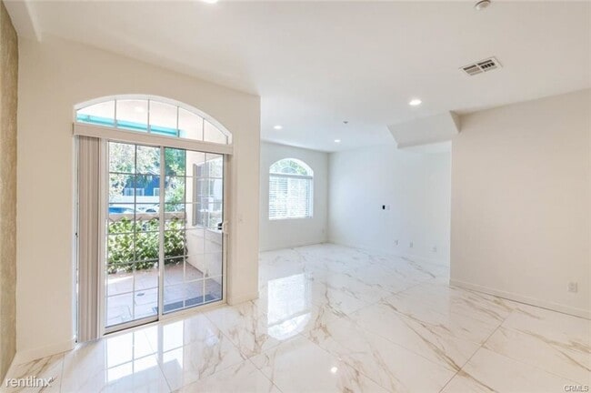 Building Photo - 2 br, 3 bath Condo - 1201 Viola Ave Apt 103