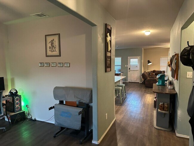 Building Photo - 4 Bedroom with office in Jarrell