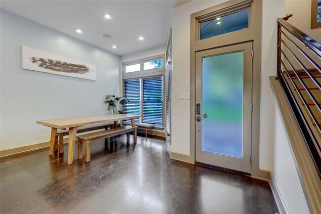 Foto del edificio - 602 W N Loop Blvd