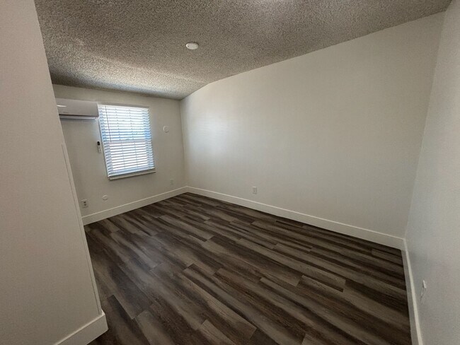 Foto del edificio - 5744 Mountain View Ave