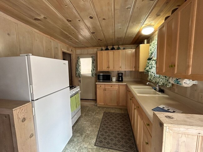 Building Photo - Great Neighborhood Near the Lake and Stateline Area - Long Term Rental