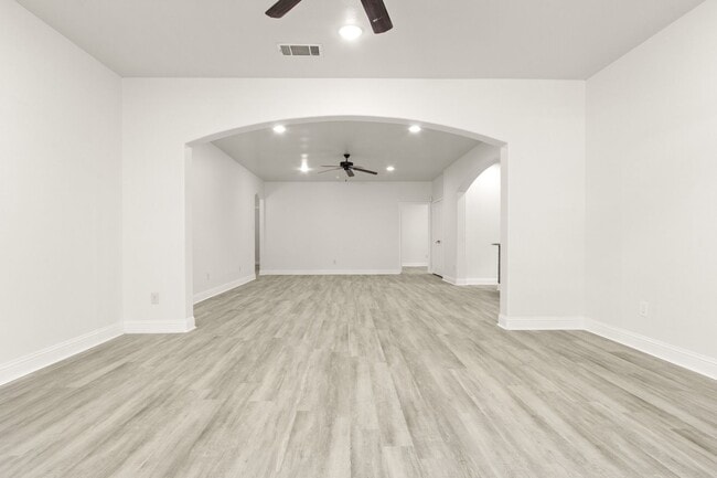 Building Photo - ** MOVE IN July 25th 2027 $5500 ** 5 Bed 3 Bath ** 1 Minute Walk to TCU Campus **