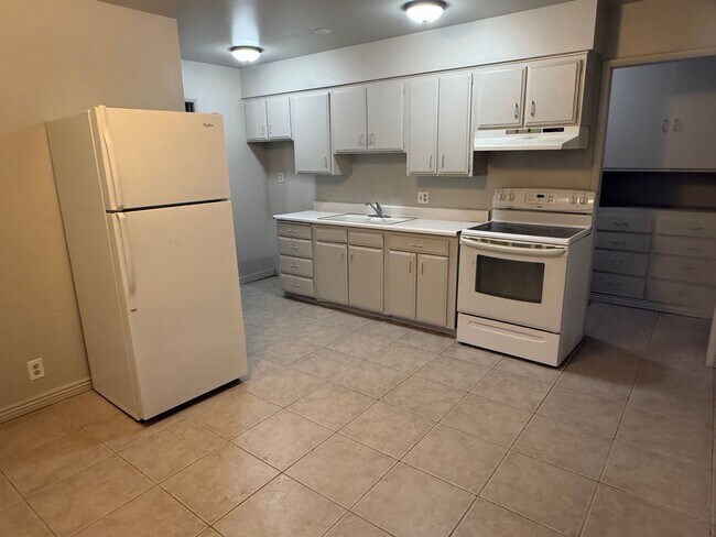 Foto del edificio - Beautiful town home with deep 2 car garage and a large covered patio