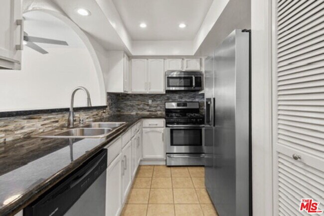 Building Photo - 2480 Penmar Ave