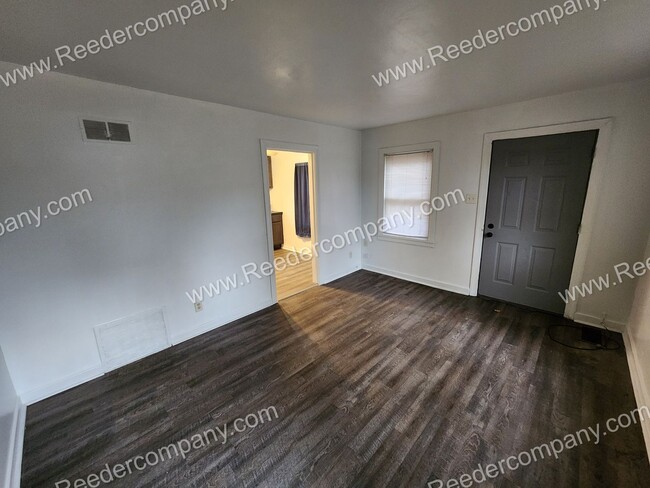 Building Photo - Updated 2 bedroom 1 bathroom duplex