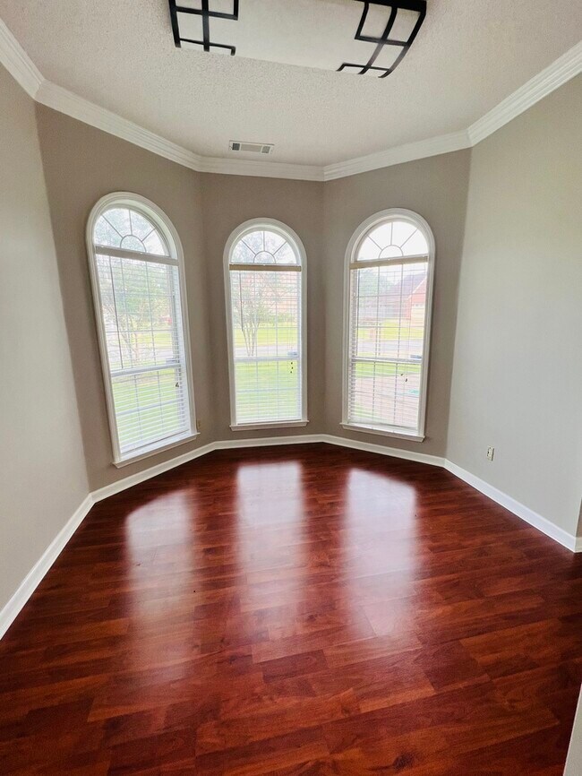 Foto del edificio - Huge 4 bedroom home For Rent
