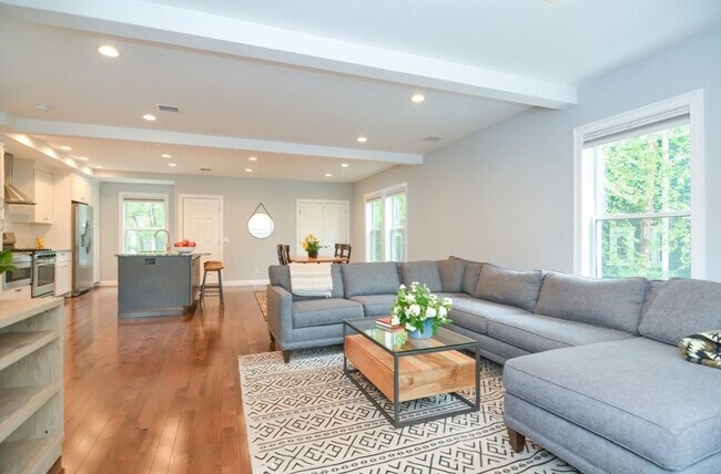 Open layout - 22-2 Lake St