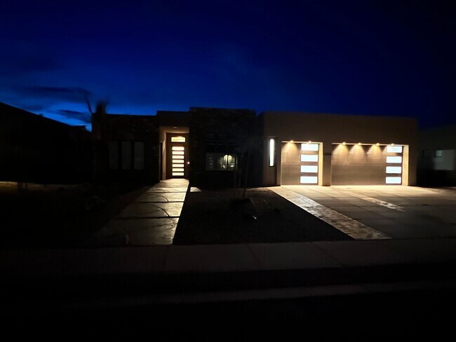 Foto del edificio - Beautiful 4 Bedroom, 4 Bathroom Home in The Dunes at Sand Hollow Resort
