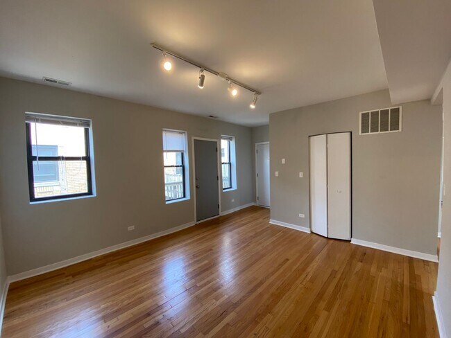 Foto del edificio - 4817 N Christiana Ave