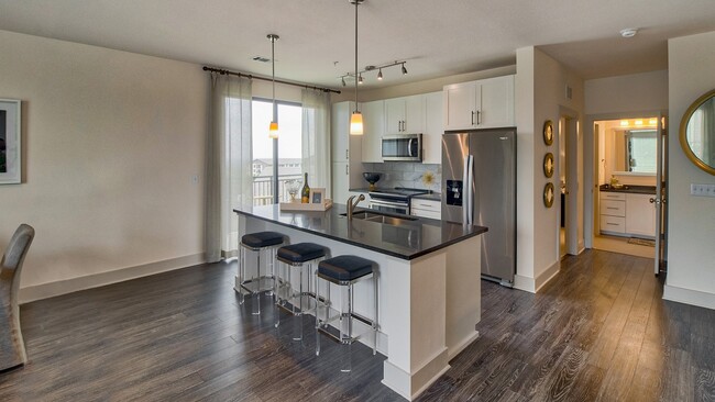 Large kitchen islands for entertaining - Windsor Oak Hill