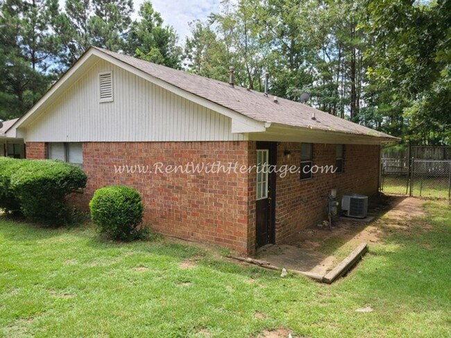 Building Photo - AWESOME STEPLESS BRICK RANCH DUPLEX / PRIV...