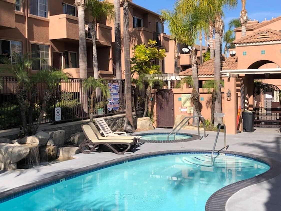 Foto principal - Beautiful 3 bedroom 2 bath Townhome across...