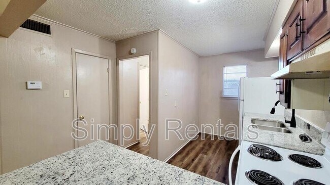 Foto del edificio - 400 Bill Bradford Rd