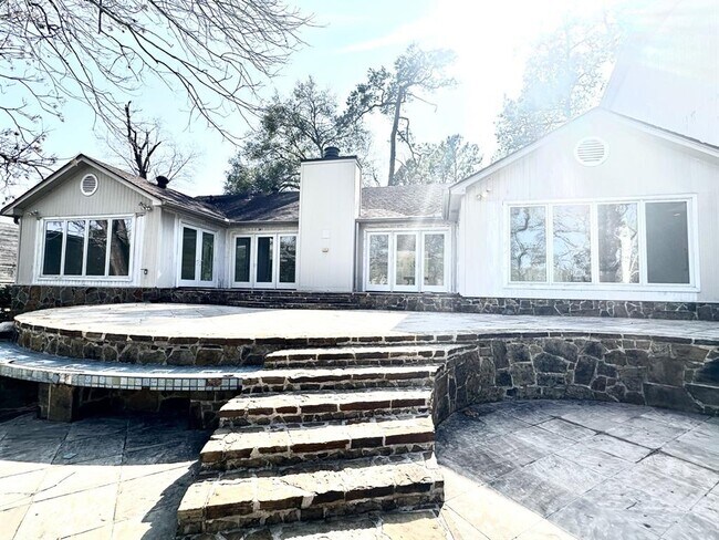 Foto del edificio - 12 Farnham Park Dr