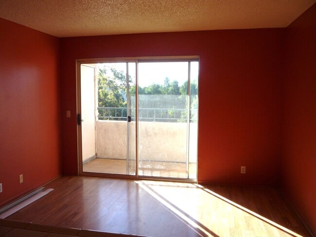 Building Photo - Bright 1-Bedroom Condo with Balcony, In-Un...