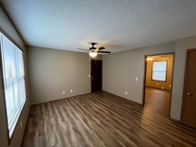 Building Photo - Updated 2 bed 1 bath with garage!