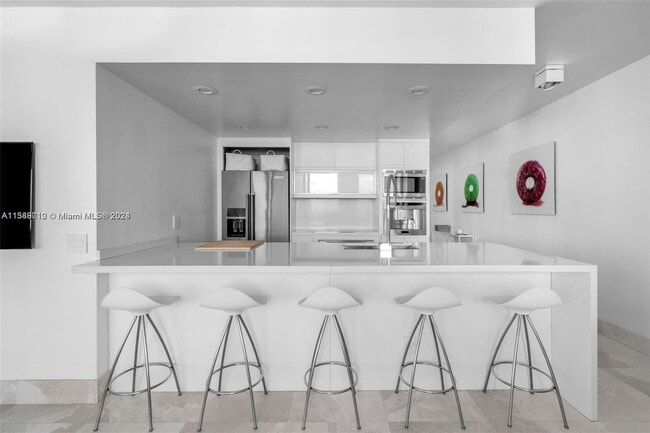 Building Photo - 5875 Collins Ave