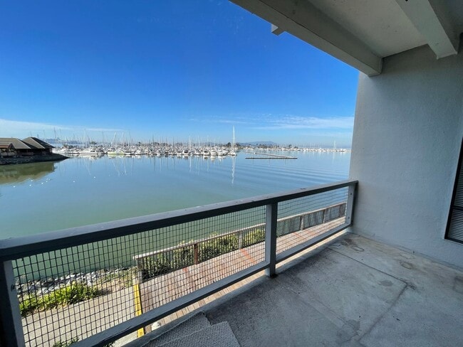 Building Photo - BEAUTIFUL WATER VIEW 1BD/1BA CONDO AVAILAB...