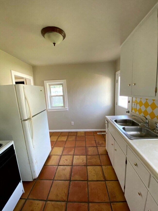 Building Photo - 2 Bedroom 1 Bath Home