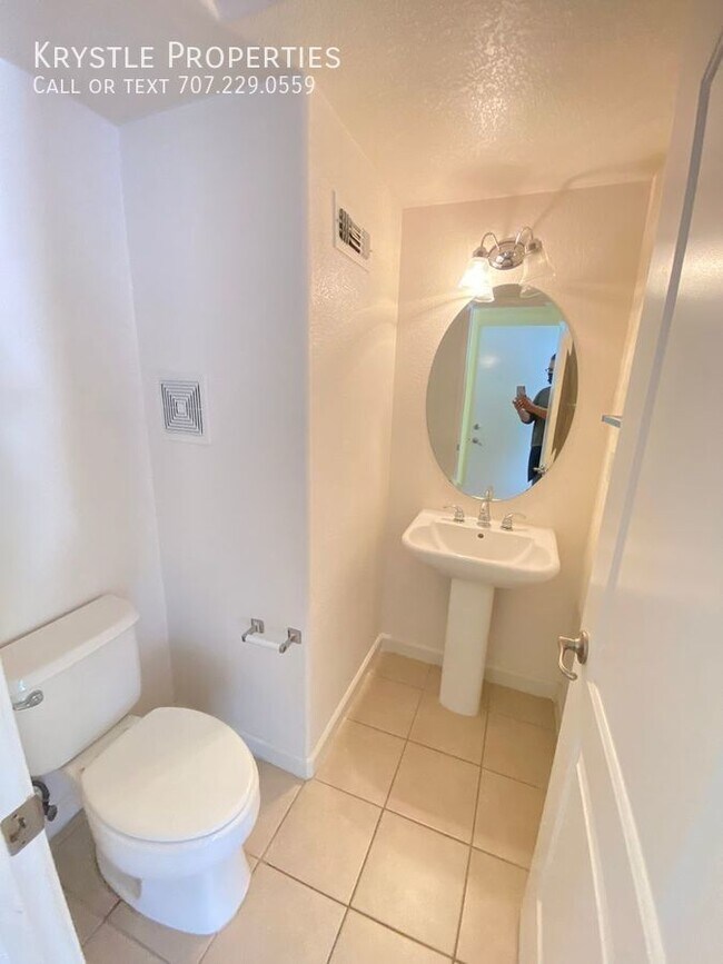 Building Photo - Beautiful bi-level Hiddenbrooke gem! Golf ...