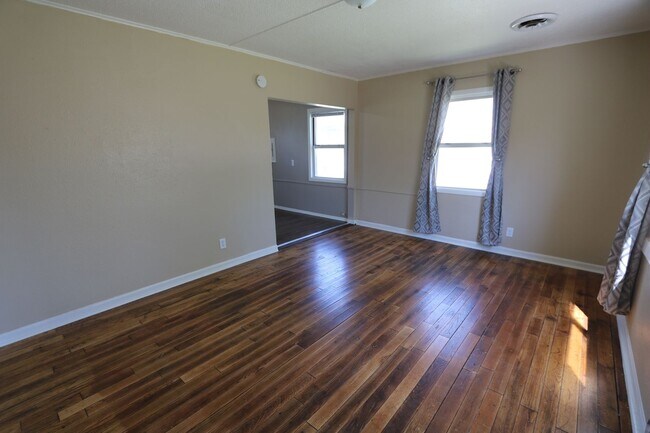 Foto del edificio - 2903-2905-2905 Flint Hills Dr