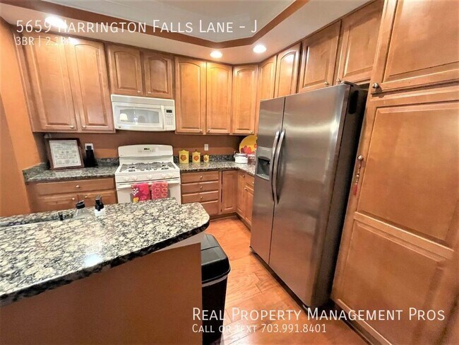 Foto del edificio - Luxury three bedroom townhome close to EVE...