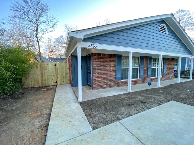 Building Photo - Updated 2 bedroom, 1 bath duplex near Sam ...