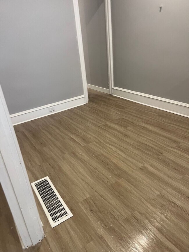 Foto del edificio - Renovated and Updated 5 bedroom / 1.5 bath