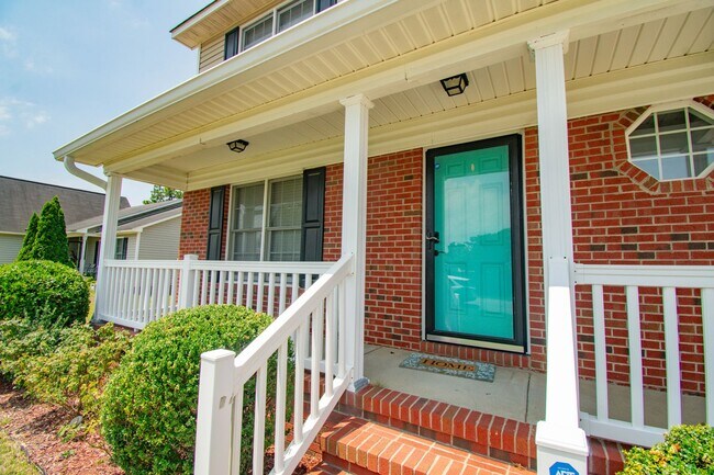 Foto del edificio - Coming Soon! 3 Bedroom 2.5 Bathroom- Large Fenced Yard Pets Okay!