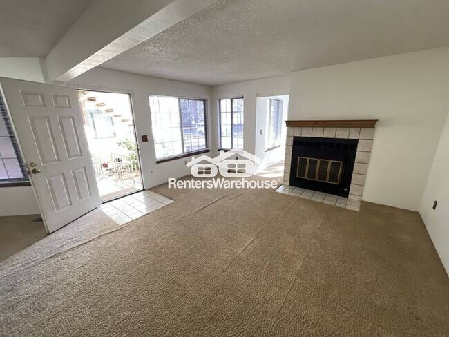 Foto del edificio - Elegant 2-bedroom 1-bathroom Single Story Townhome-NEW Carpet