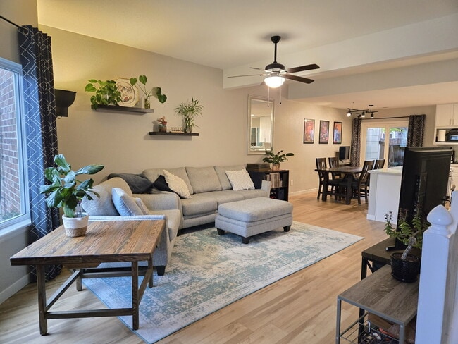 Building Photo - Spacious 2-Bed, 3-Bath Condo Retreat in Ar...