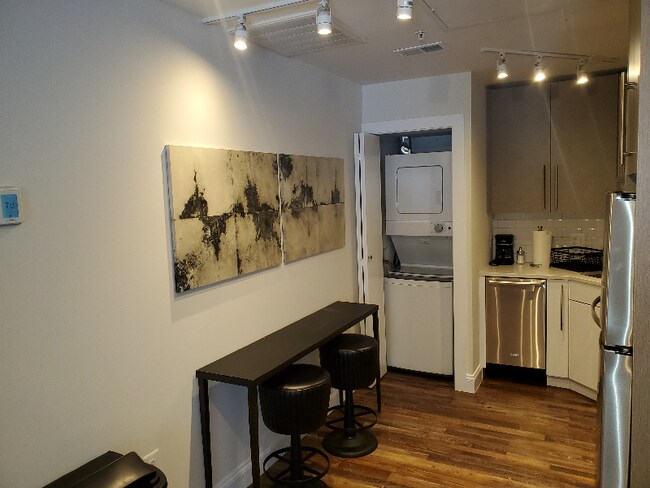 Building Photo - 8 E Fayette St