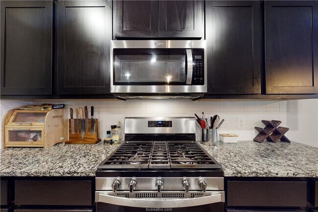 Foto del edificio - 3 Bedrom 2 bath, bonus room and a office, ...